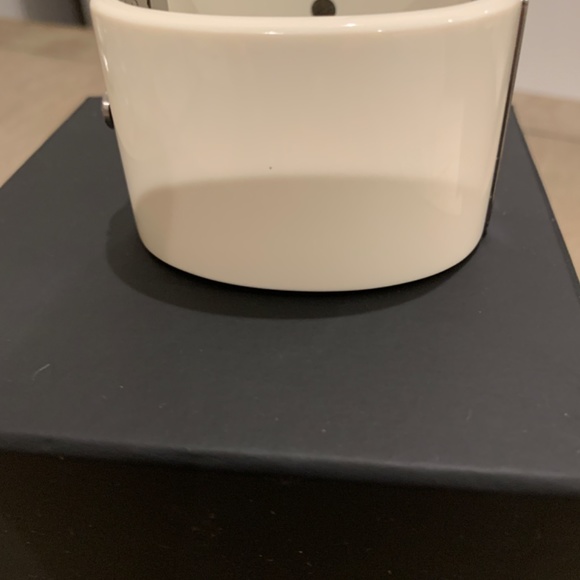 Chanel cuff in ivory  color with grey pearls (CC logo) - Picture 4 of 15